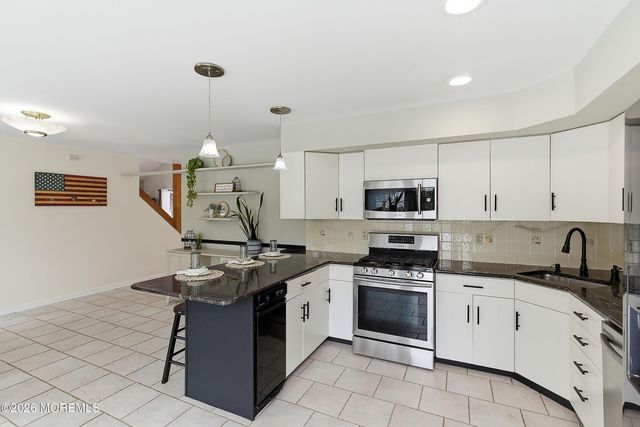 15 Mcqueen Boulevard, Farmingdale, NJ 07727