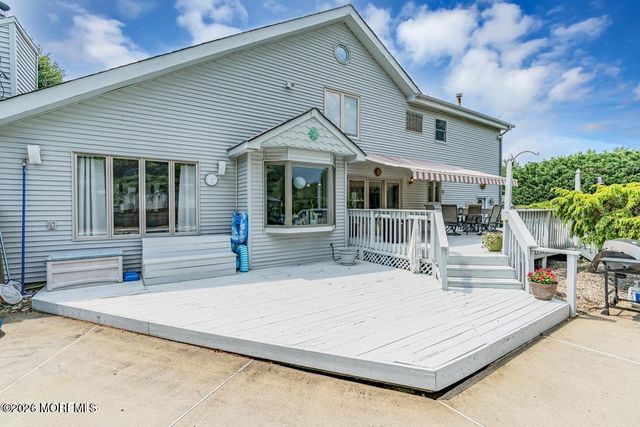 15 Mcqueen Boulevard, Farmingdale, NJ 07727