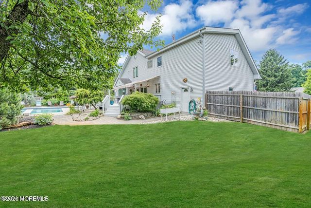 15 Mcqueen Boulevard, Farmingdale, NJ 07727