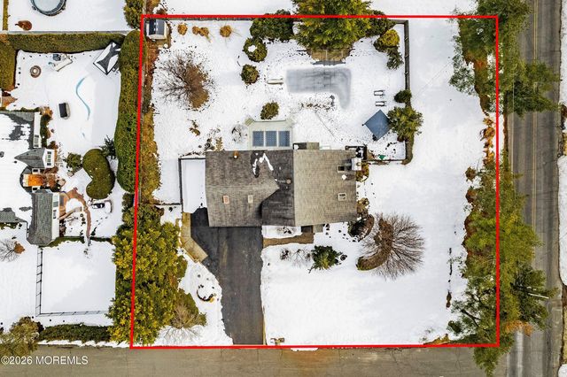 15 Mcqueen Boulevard, Farmingdale, NJ 07727