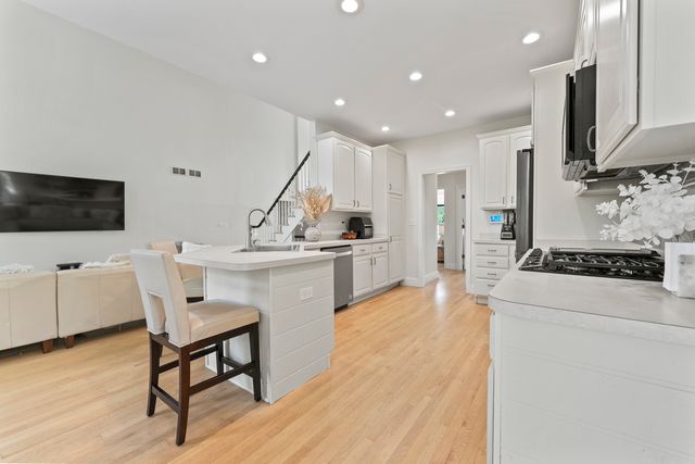 4308 Royal Windyne Court, St. Charles, IL 60174