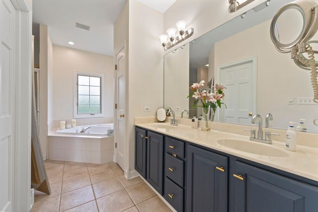 4308 Royal Windyne Court, St. Charles, IL 60174