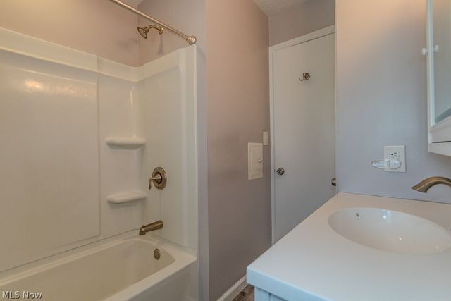 253 E 288th Street, Willowick, OH 44095