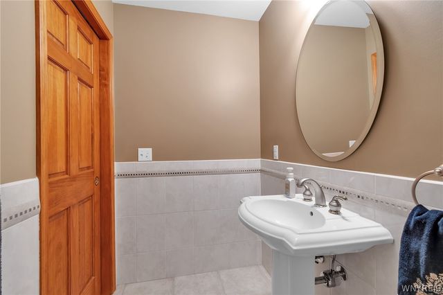 27 Ann Marie Drive, Lancaster, NY 14086