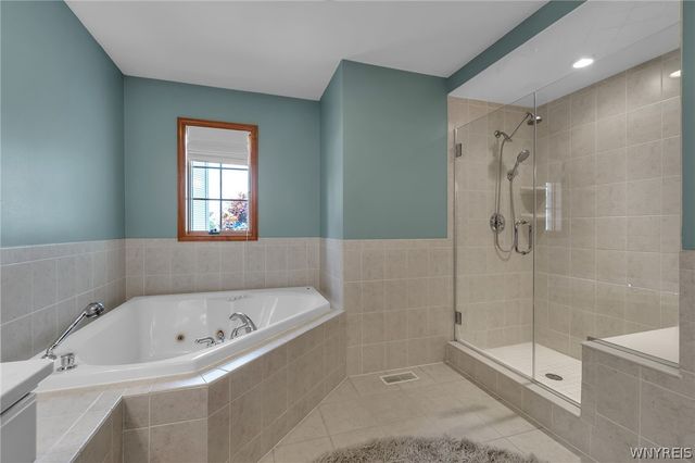 27 Ann Marie Drive, Lancaster, NY 14086
