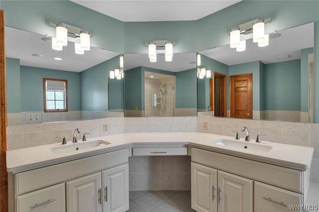 27 Ann Marie Drive, Lancaster, NY 14086