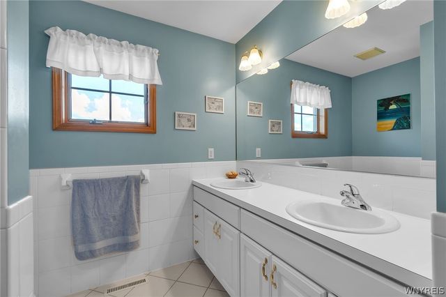 27 Ann Marie Drive, Lancaster, NY 14086