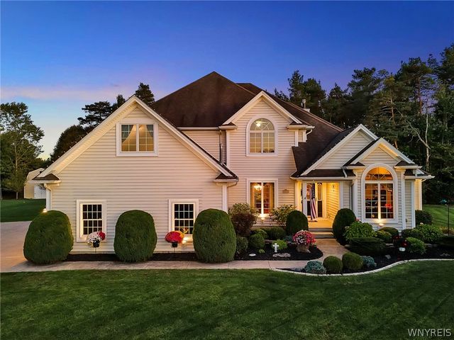 27 Ann Marie Drive, Lancaster, NY 14086