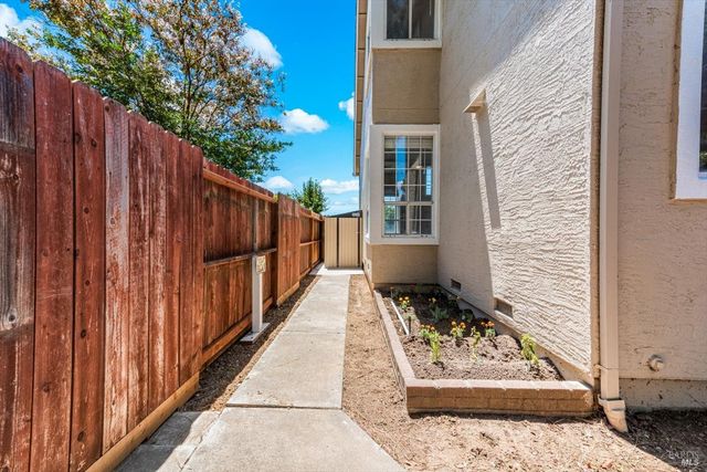 266 Tamarisk Cir, Suisun City, CA 94585