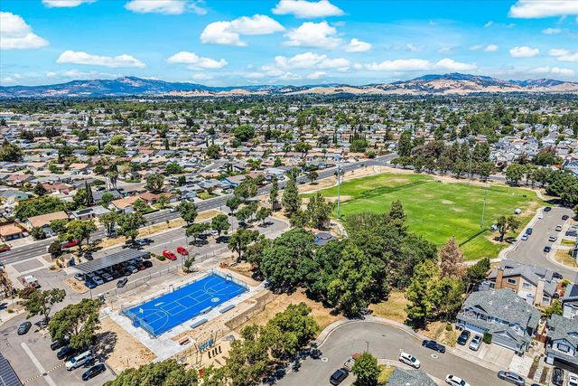 266 Tamarisk Cir, Suisun City, CA 94585