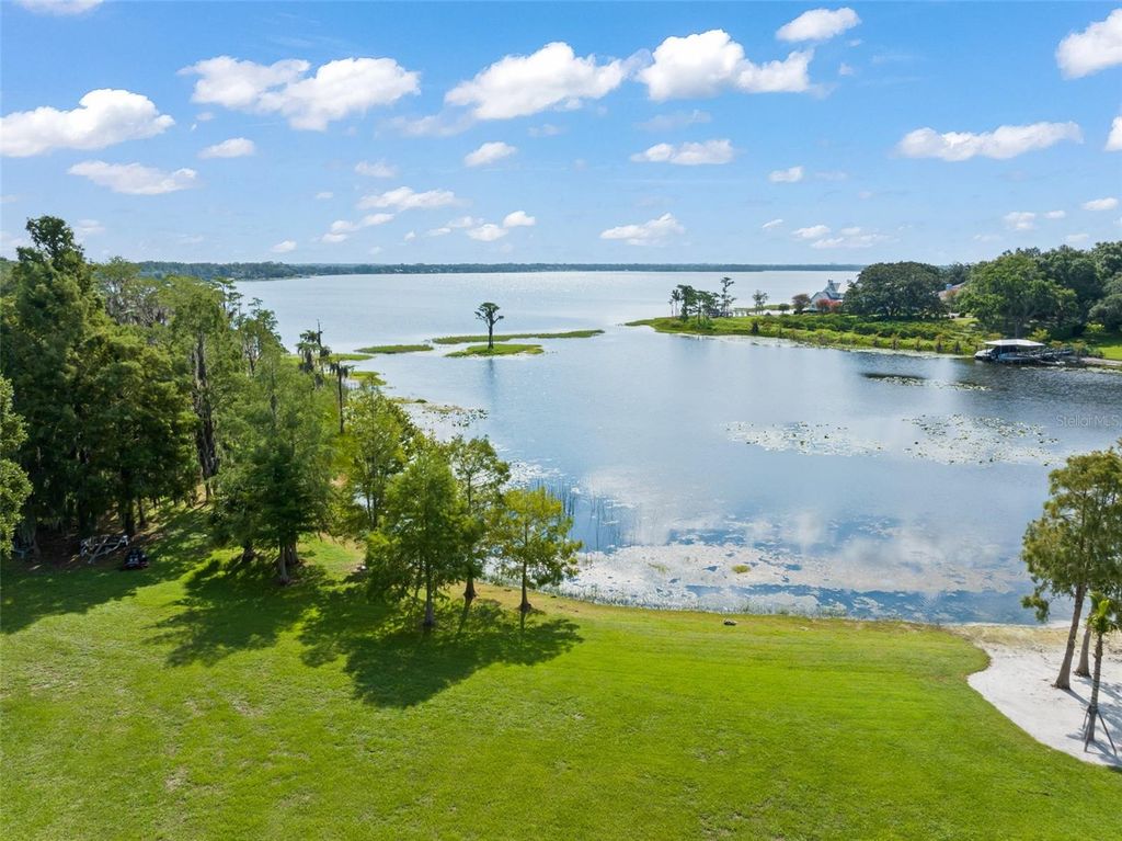 Image 8 of property listing at 12624 PARK AVENUE, Windermere, FL 34786