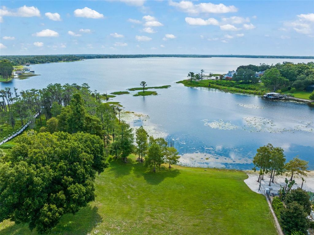 Image 10 of property listing at 12624 PARK AVENUE, Windermere, FL 34786