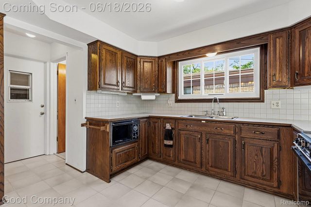 32848 Rugby Drive, Warren, MI 48088