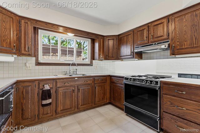 32848 Rugby Drive, Warren, MI 48088