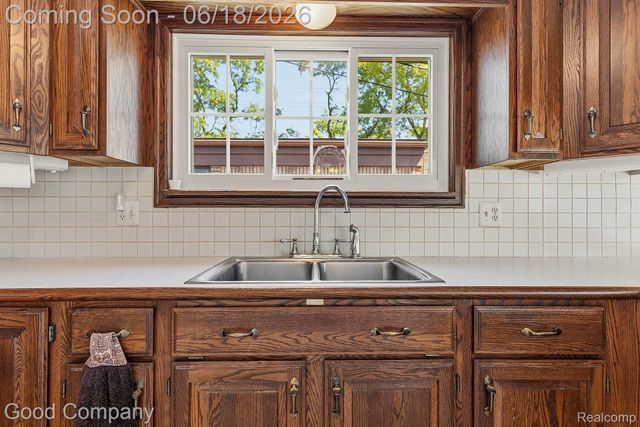 32848 Rugby Drive, Warren, MI 48088
