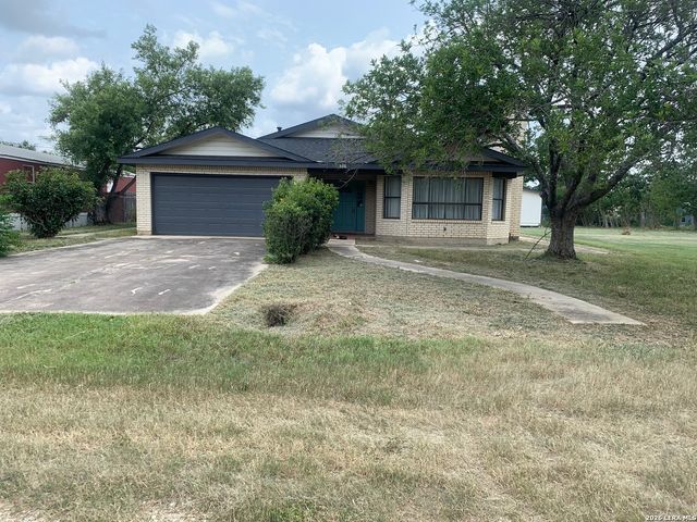 508 Crouch Ave, Devine, TX 78016