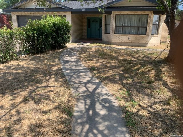 508 Crouch Ave, Devine, TX 78016