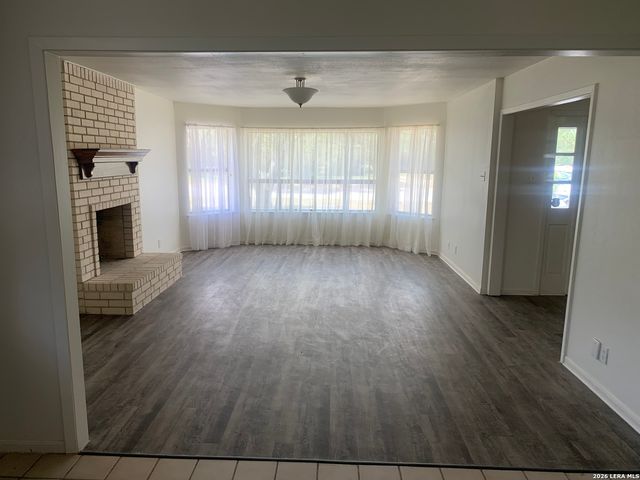 508 Crouch Ave, Devine, TX 78016