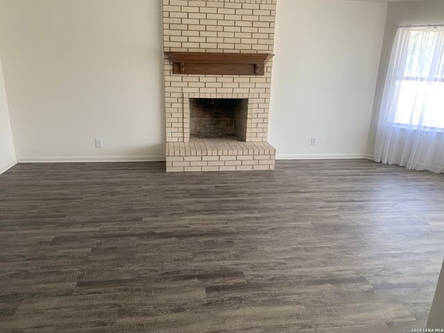 508 Crouch Ave, Devine, TX 78016