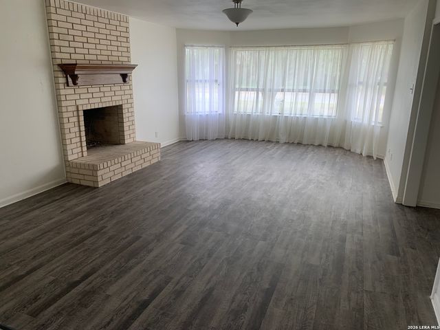 508 Crouch Ave, Devine, TX 78016