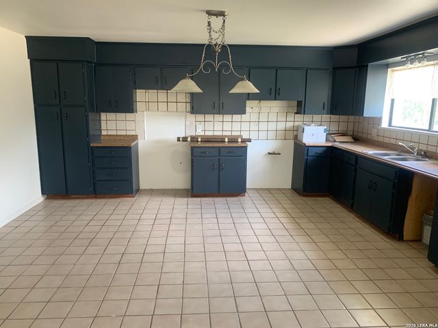 508 Crouch Ave, Devine, TX 78016