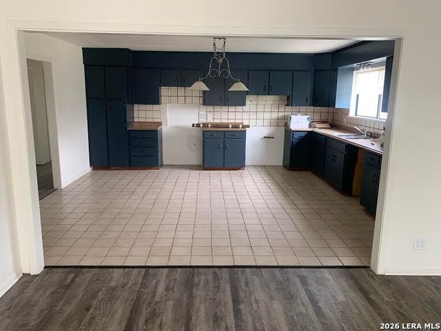 508 Crouch Ave, Devine, TX 78016
