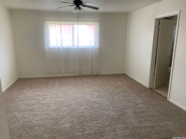 508 Crouch Ave, Devine, TX 78016