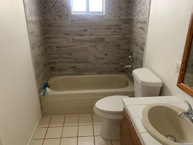 508 Crouch Ave, Devine, TX 78016