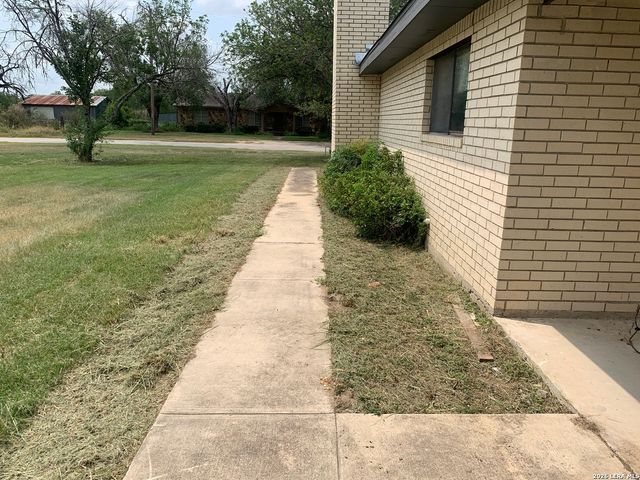 508 Crouch Ave, Devine, TX 78016
