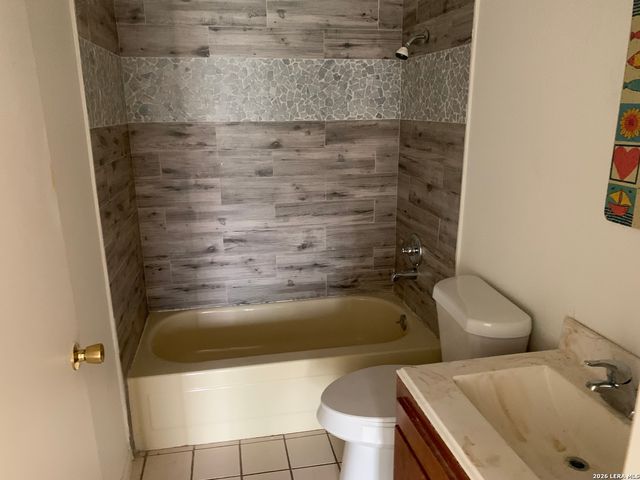 508 Crouch Ave, Devine, TX 78016
