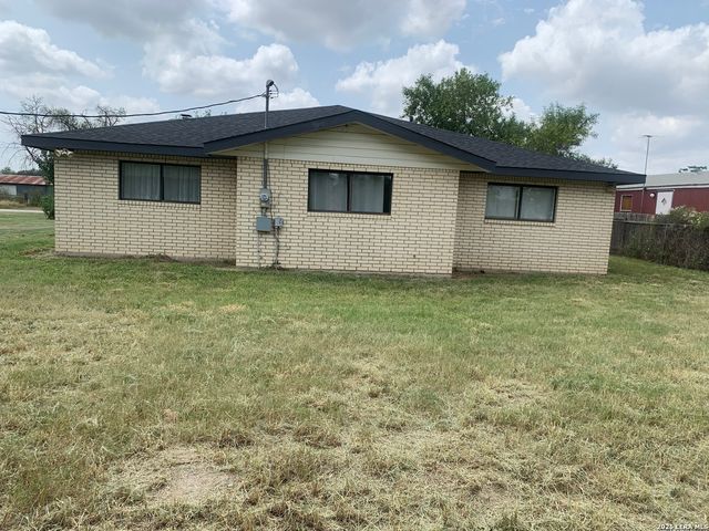 508 Crouch Ave, Devine, TX 78016
