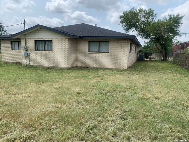 508 Crouch Ave, Devine, TX 78016
