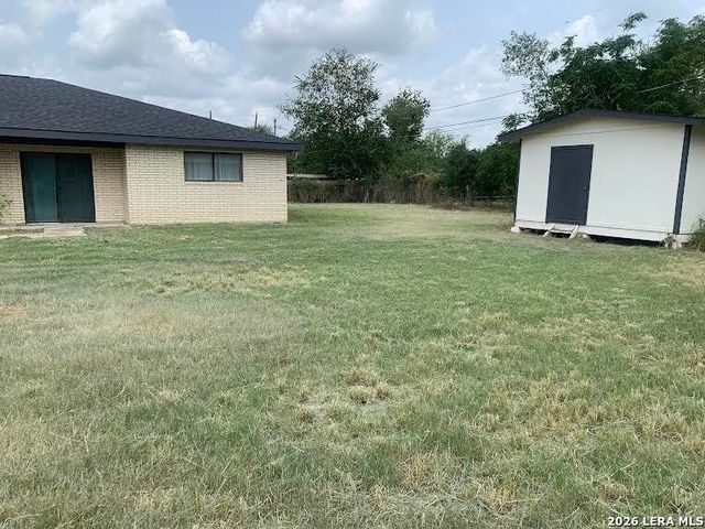 508 Crouch Ave, Devine, TX 78016