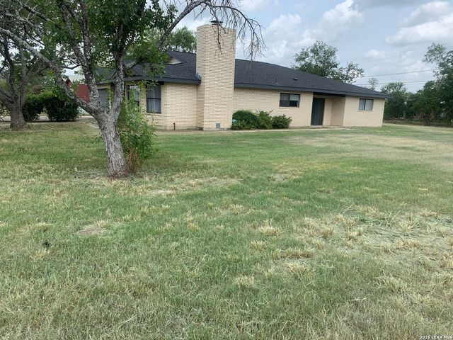 508 Crouch Ave, Devine, TX 78016