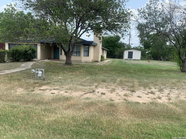 508 Crouch Ave, Devine, TX 78016