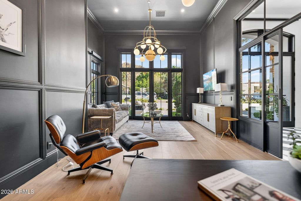 Image 13 of property listing at 5617 E MONTECITO Avenue, Phoenix, AZ 85018