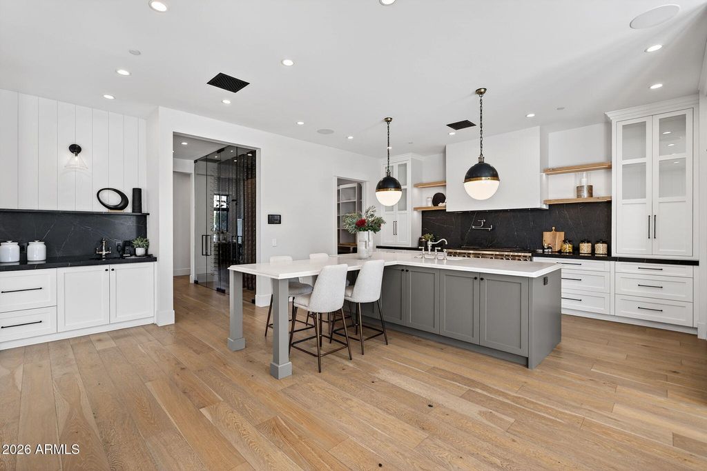 Image 15 of property listing at 5617 E MONTECITO Avenue, Phoenix, AZ 85018