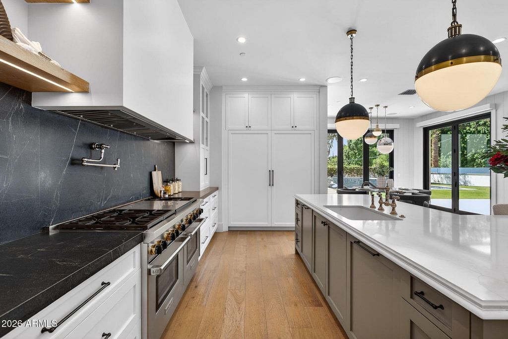 Image 16 of property listing at 5617 E MONTECITO Avenue, Phoenix, AZ 85018