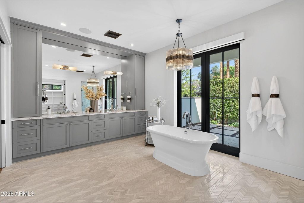 Image 27 of property listing at 5617 E MONTECITO Avenue, Phoenix, AZ 85018