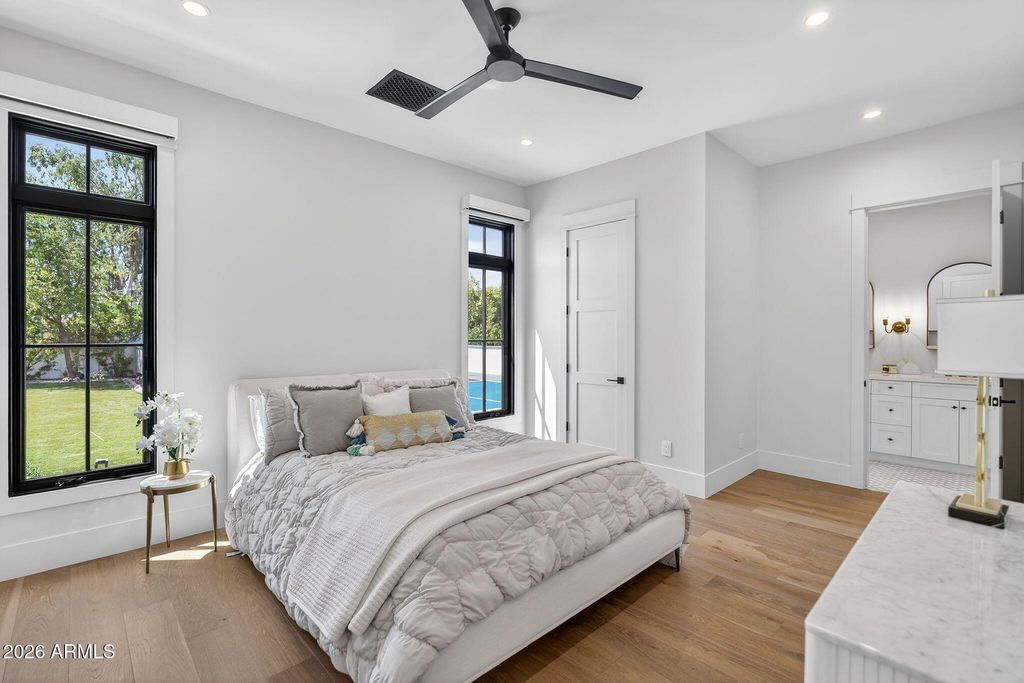 Image 32 of property listing at 5617 E MONTECITO Avenue, Phoenix, AZ 85018