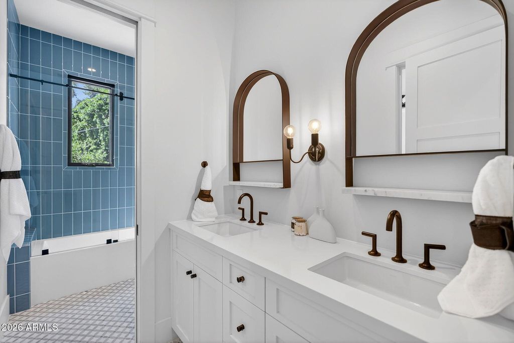 Image 33 of property listing at 5617 E MONTECITO Avenue, Phoenix, AZ 85018