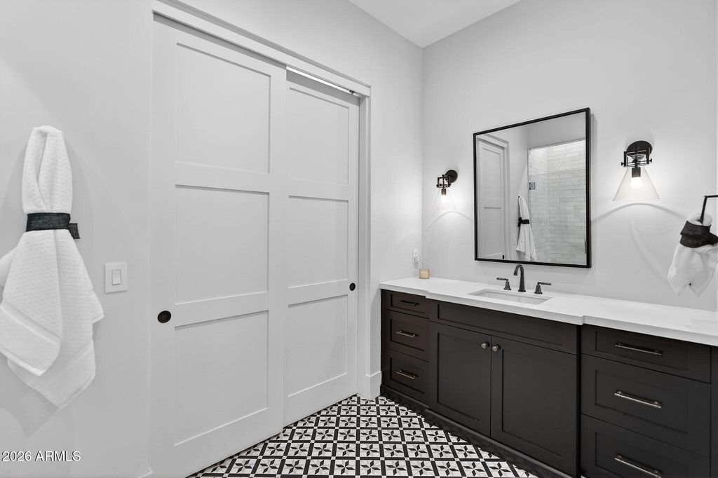 Image 36 of property listing at 5617 E MONTECITO Avenue, Phoenix, AZ 85018