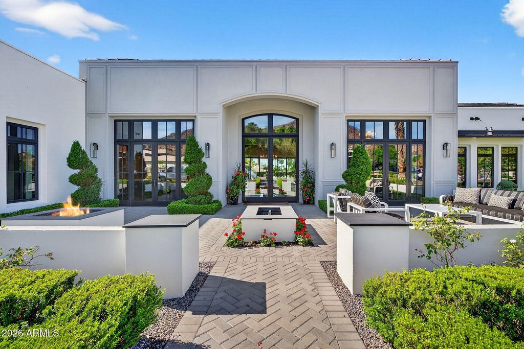 Image 5 of property listing at 5617 E MONTECITO Avenue, Phoenix, AZ 85018