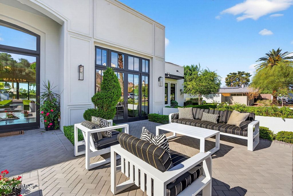 Image 6 of property listing at 5617 E MONTECITO Avenue, Phoenix, AZ 85018