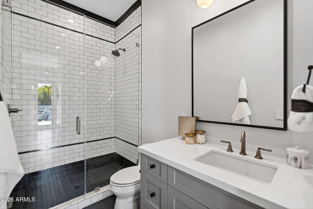 Image 61 of property listing at 5617 E MONTECITO Avenue, Phoenix, AZ 85018