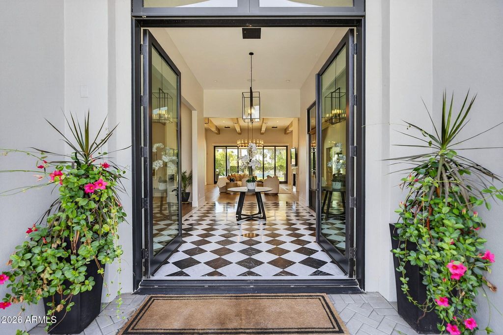 Image 8 of property listing at 5617 E MONTECITO Avenue, Phoenix, AZ 85018