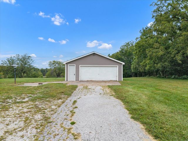 8850 Ridgewood Road, Rock Island, IL 61201