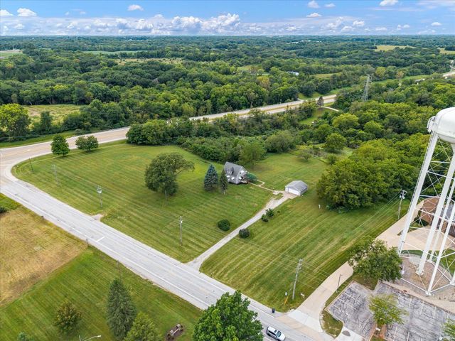 8850 Ridgewood Road, Rock Island, IL 61201