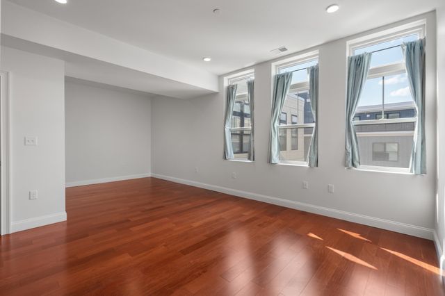 170 W Broadway 411, Boston, MA 02127