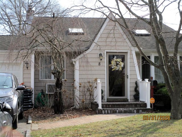 8 Lion Lane, North Babylon, NY 11703